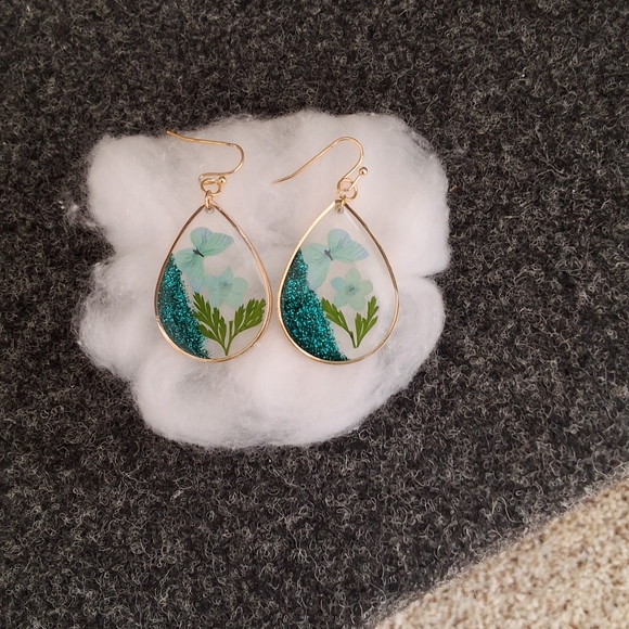 💥SALE💥HILDIE & JO, Butterfly & Flower Dangle Earrings NWT - Picture 5 of 5